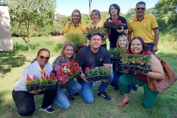 Ação que conta com apoio da Sanepar leva flores e mutirão de limpeza a rios de Cascavel