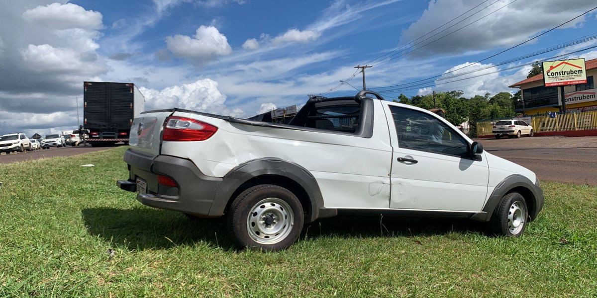 Carro é atingido por caminhão na BR-277, nas proximidades do Trevo da Petrocon