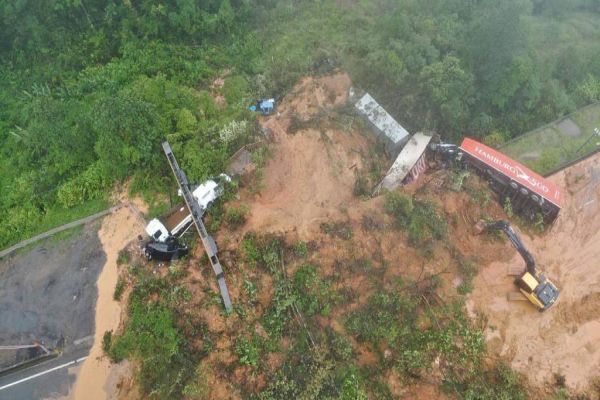 Paraná cria força-tarefa para atender vítimas do deslizamento na BR-376