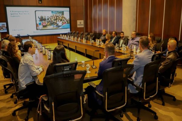 Governo do Paraná lança programa que oferece 10 mil bolsas de estudo em tecnologia