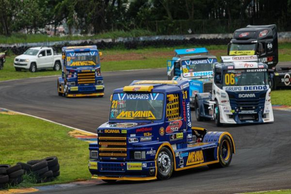 Fórmula Truck arrecada alimentos em Cascavel
