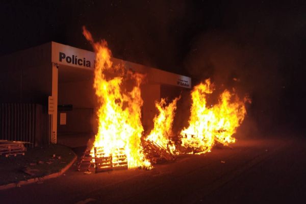 Exercício simulado da PM tem ataques, tentativa de fuga, cerco e intenso tiroteio em Toledo