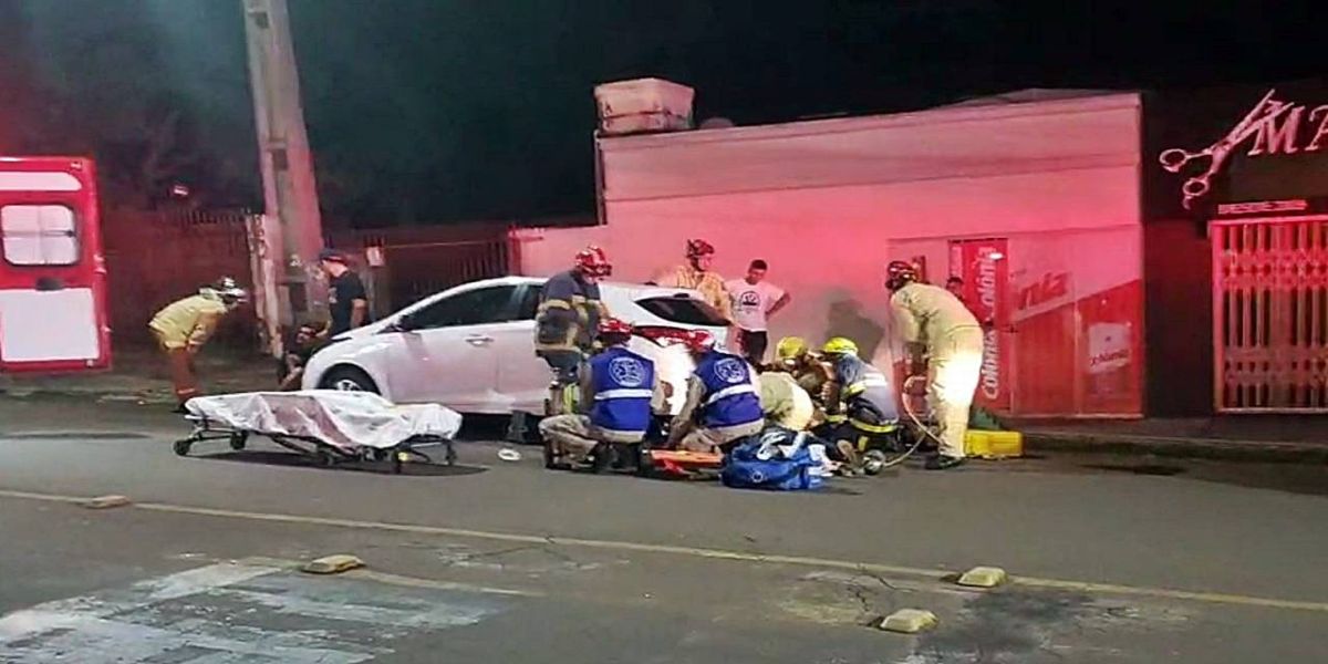 Motociclista para de baixo de automóvel após forte colisão na Rua Nereu Ramos