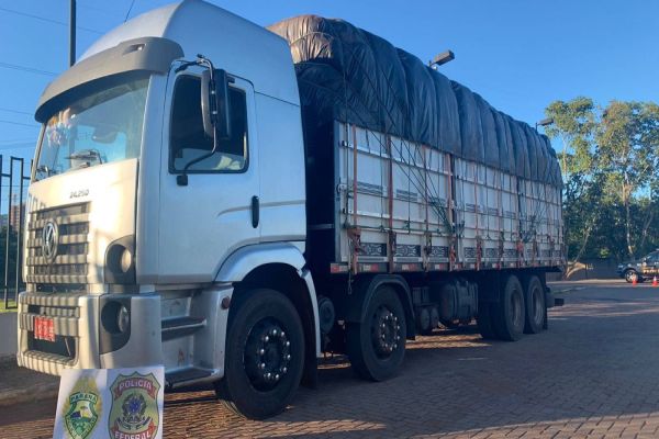 Imagem referente a notícia: BPFRON e Polícia Federal apreendem caminhão carregado com cigarros contrabandeados na BR-163