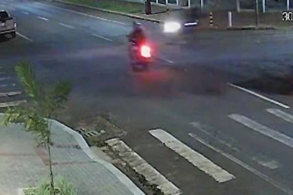Imagem referente a notícia: Câmera registra forte colisão entre motos na Rua Nereu Ramos no centro de Cascavel