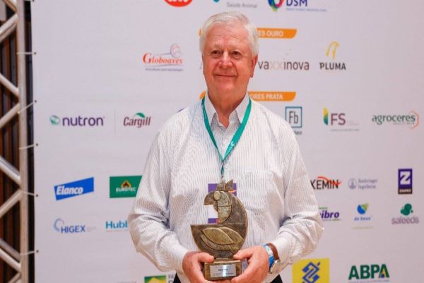 Valter Pitol é homenageado por pioneirismo na avicultura no Oeste do Paraná