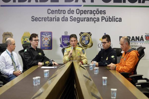 Buscas na BR-376 têm equipes em solo e apoio de câmeras; quatro veículos já foram retirados