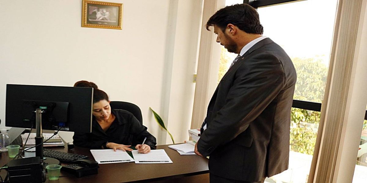 Advogado da Professora Liliam protocola defesa da vereadora