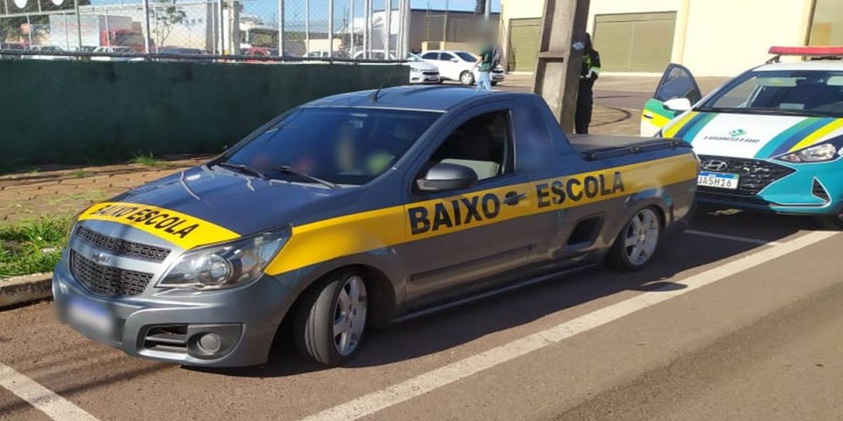 Montana com adesivo 'baixo escola' é apreendido pela Transitar com irregularidades na Rua Maranhão