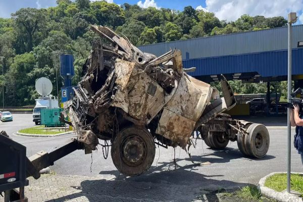 Imagem referente a notícia: Caminhão é retirado de ‘zona quente’ da BR-376 em destroços