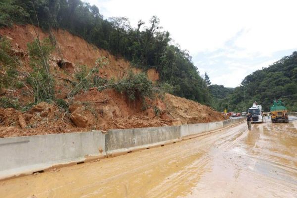 Equipes retiram 7 mil metros cúbicos de terra na BR-376 e buscas por vítimas avançam