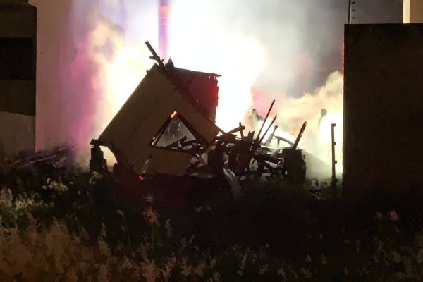 Imagem referente a notícia: Imóvel de madeira é destruído por incêndio no Loteamento Mirante