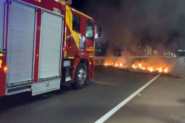 Imagem referente a notícia: Manifestantes ateiam fogo em pneus e bloqueiam a BR-277 no Trevo Cataratas por meia hora