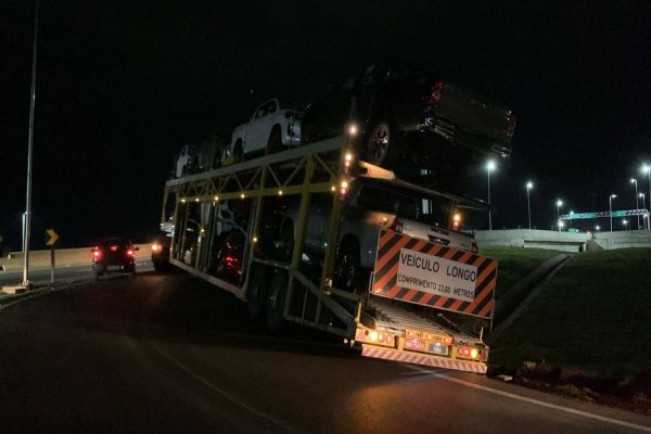 Imagem referente a notícia: Caminhão cegonha sai da pista e fica preso em alça do Trevo Cataratas em Cascavel