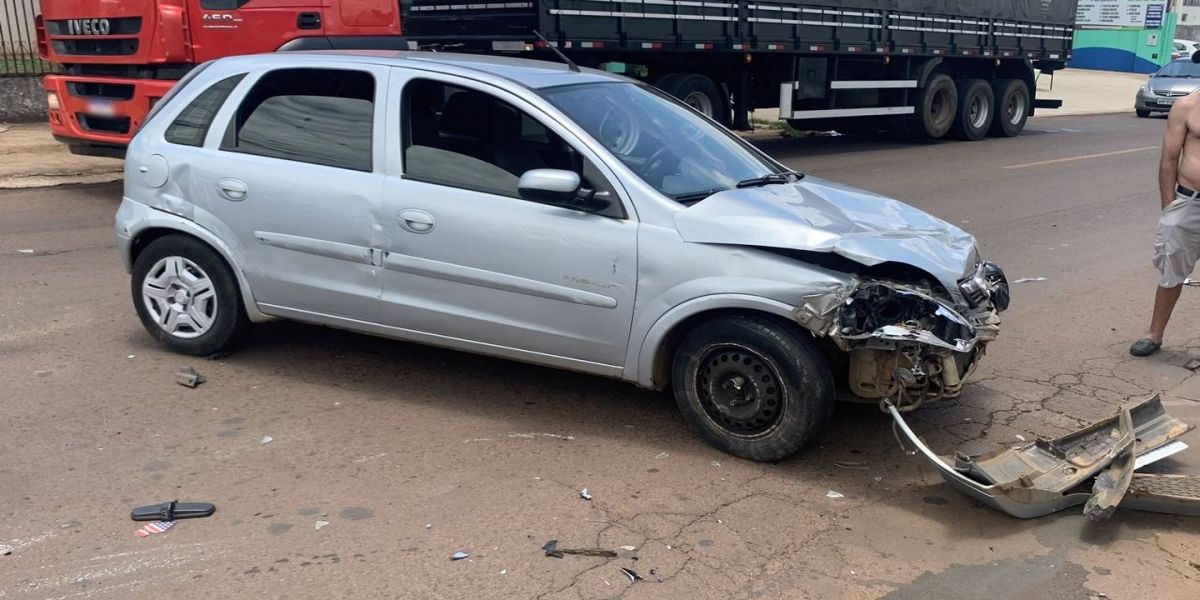 Corsa fica destruído após forte colisão contra caminhão na Rua Rio da Paz