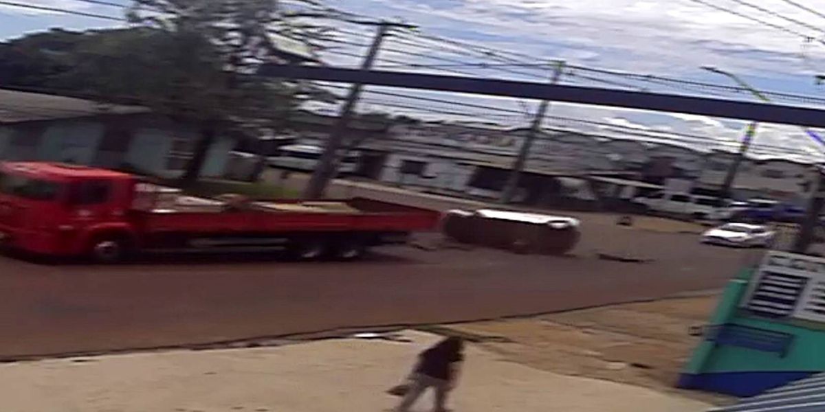 Câmera de segurança registra forte colisão entre Corsa e caminhão na Rua Rio da Paz