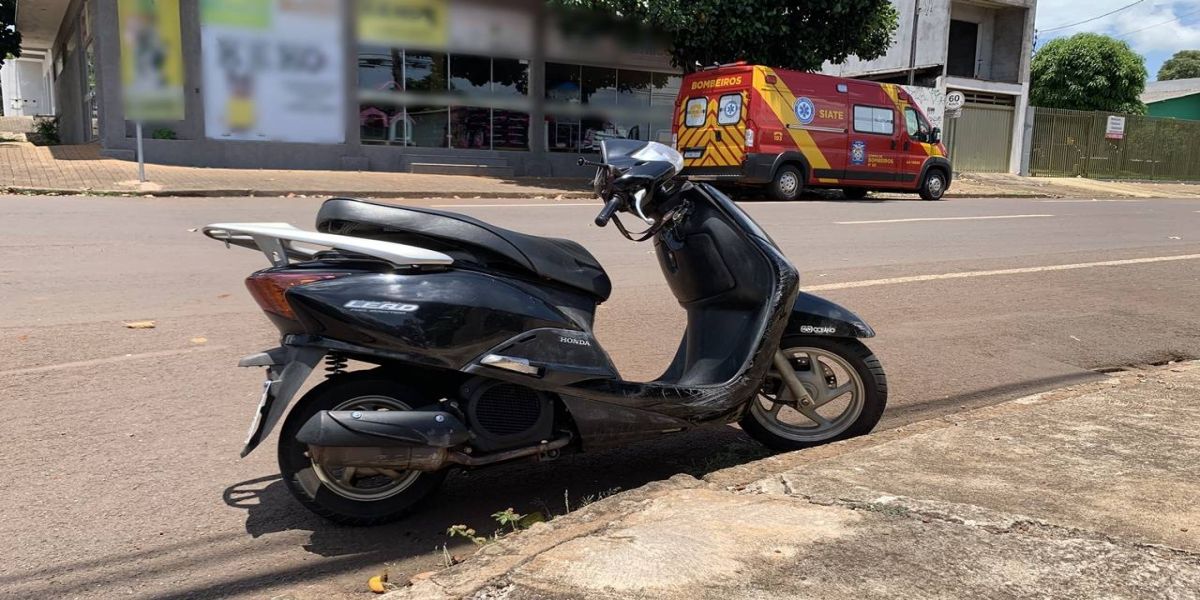 Motociclista de 31 anos fica ferido em colisão entre carro e moto na Rua Cuiabá