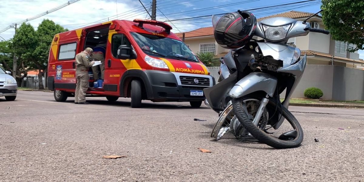 Motociclista sofre fratura fechada na perna e braço esquerdo após colisão na Rua Minas Gerais