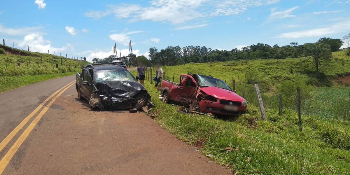 Duas pessoas ficam feridas após colisão frontal na PR-471 em Três Barras do Paraná