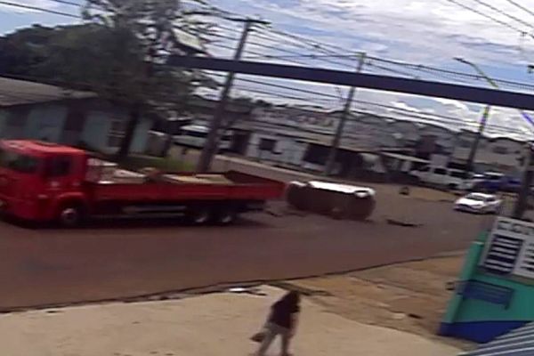 Imagem referente a notícia: Câmera de segurança registra forte colisão entre Corsa e caminhão na Rua Rio da Paz