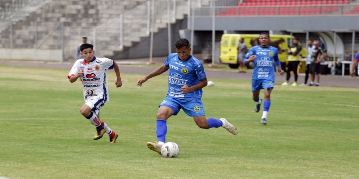 Com gols de Juninho, FC Cascavel vence por 2 a 0 equipe do D'Napolli, em jogo treino