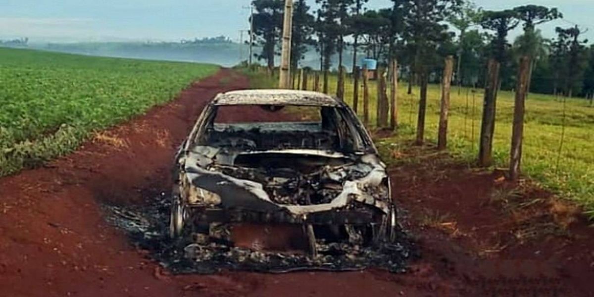 Carro é consumido pelo fogo em estrada rural de Medianeira