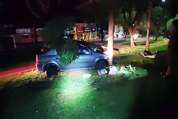 Após agredir esposa, homem foge de abordagem da PM e acaba batendo o carro em poste de iluminação