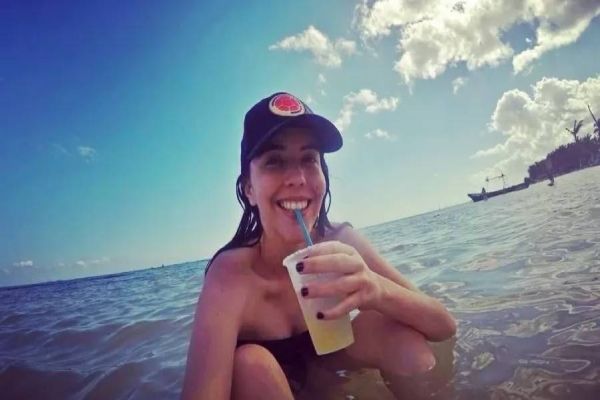 Jovem morre atingida por hélice de barco ao pular na água para salvar chinelo