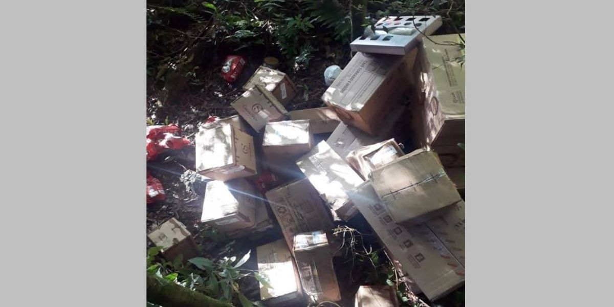 Caminhão carregado com chocolate é saqueado após tombar na BR-277 em Cantagalo