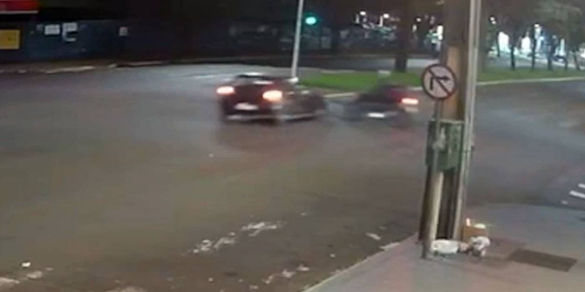 Motociclista é violentamente atingida por carro que avançou sinal na Avenida Assunção