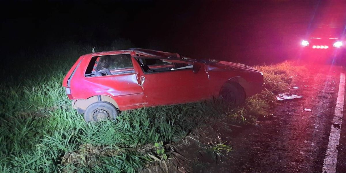 Duas pessoas ficam feridas em carro colidir contra o barranco na PR-471 em Catanduvas