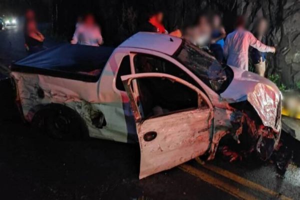 Condutor perde controle do carro e colide contra o Paredão de Pedras na PR-459