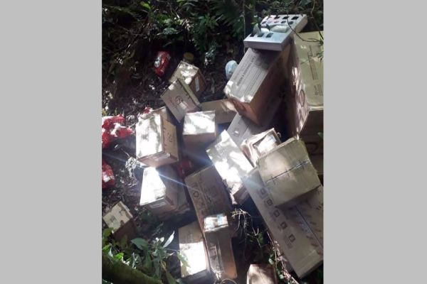 Caminhão carregado com chocolate é saqueado após tombar na BR-277 em Cantagalo