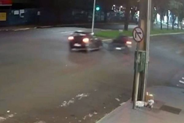 Imagem referente a notícia: Motociclista é violentamente atingida por carro que avançou sinal na Avenida Assunção