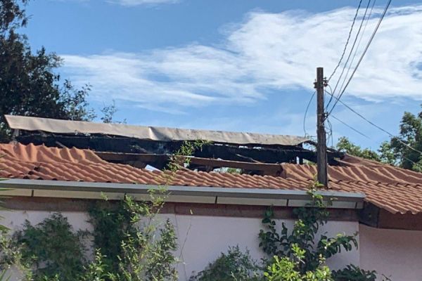 Residência fica destruída após incêndio na Vila Tolentino em Cascavel