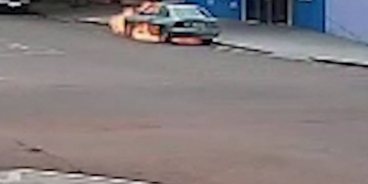 Carro pega fogo no Bairro São Cristóvão em Cascavel; Câmera de segurança registrou o fato