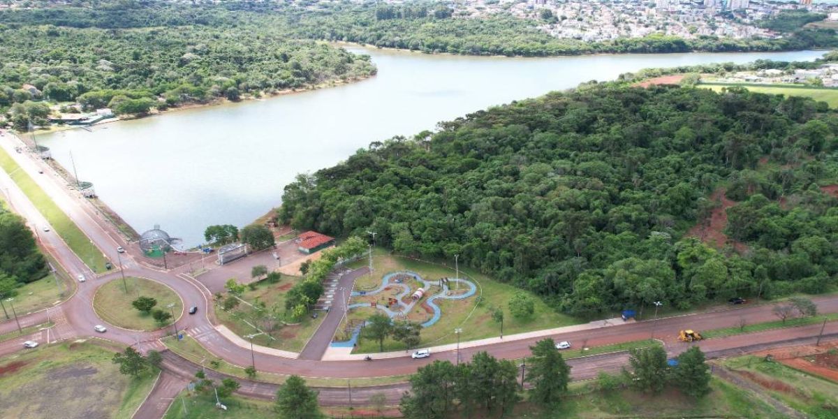 Sanepar instala tubulação para desassoreamento do Lago Municipal de Cascavel