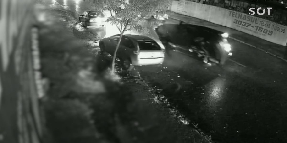 Câmera registra automóvel atingindo em carro estacionado e tombando na Av. Carlos Gomes