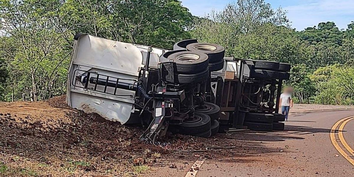 Carreta carregada com grãos tomba na PR-573 entre Corbélia e Braganey