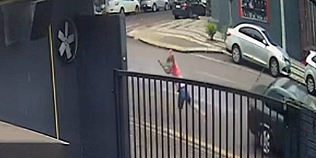 Câmera de segurança registra atropelamento na Rua Paraná no centro de Cascavel