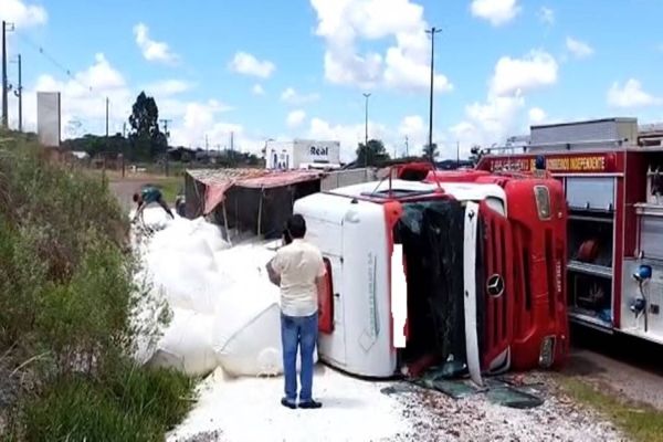 Milagre: Caminhão tomba em cima de moto nas BR-158; O condutor da moto saiu ileso