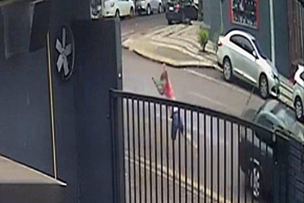 Imagem referente a notícia: Câmera de segurança registra atropelamento na Rua Paraná no centro de Cascavel
