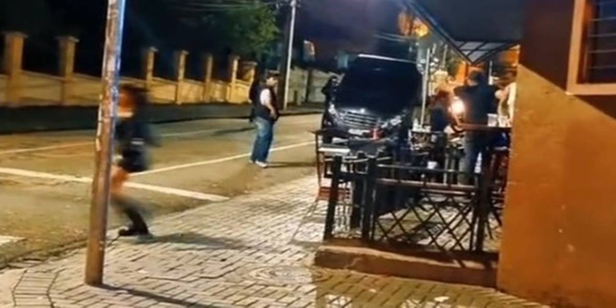 Humorista flagra durante live tiroteio no centro de Curitiba, veja o vídeo