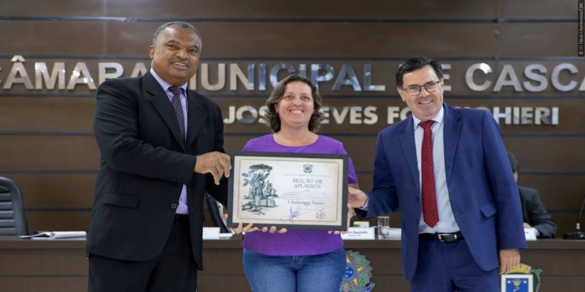 Câmara homenageia Cledimara Nunes, servidora destaque da prefeitura