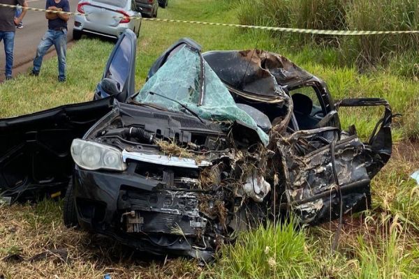 Imagem referente a notícia: Um pessoa morre e um bebê de 3 meses resgatado com vida após colisão frontal na PR-317