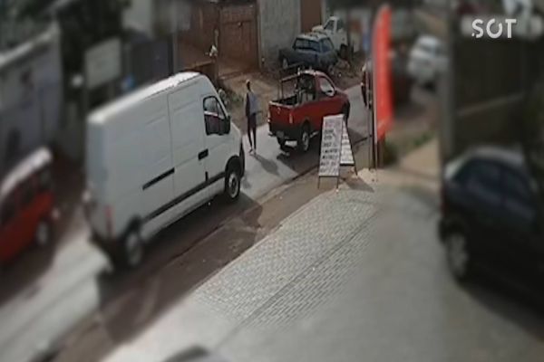 Imagem referente a notícia: Câmera de segurança registra atropelamento de pedestre na Avenida Piquiri no Bairro Brasmadeira