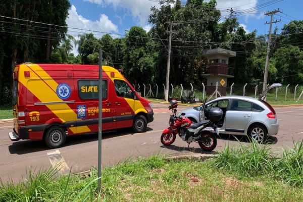 Imagem referente a notícia: Motociclista de 44 anos sofre fratura exposta na perna em colisão de trânsito na Rua Rio de Janeiro