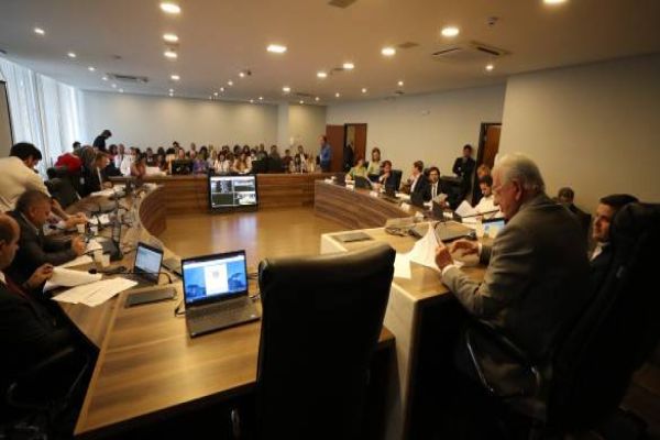 Projeto que fixa o novo piso salarial do Paraná é aprovado na CCJ
