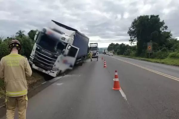 Caminhoneiro fica gravemente ferido após ser atingido por peça solta na pista na PR-280