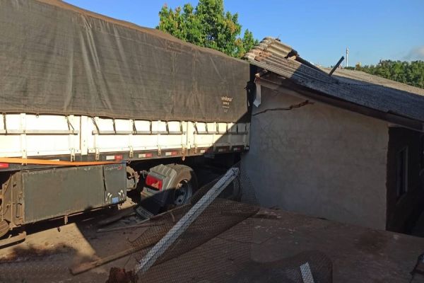Carreta fica sem freios e invade residência e borracharia em Toledo